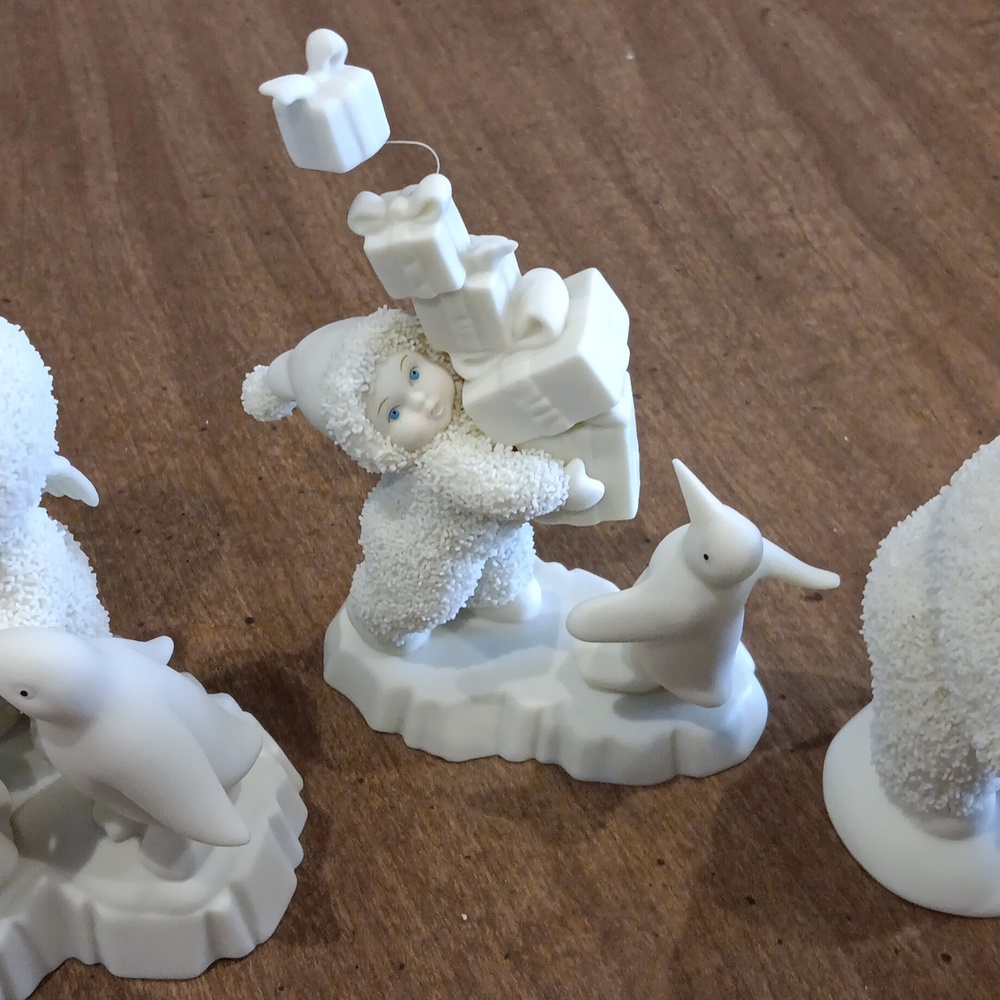 Snowy Figurine Set - White - Picture 3 of 4